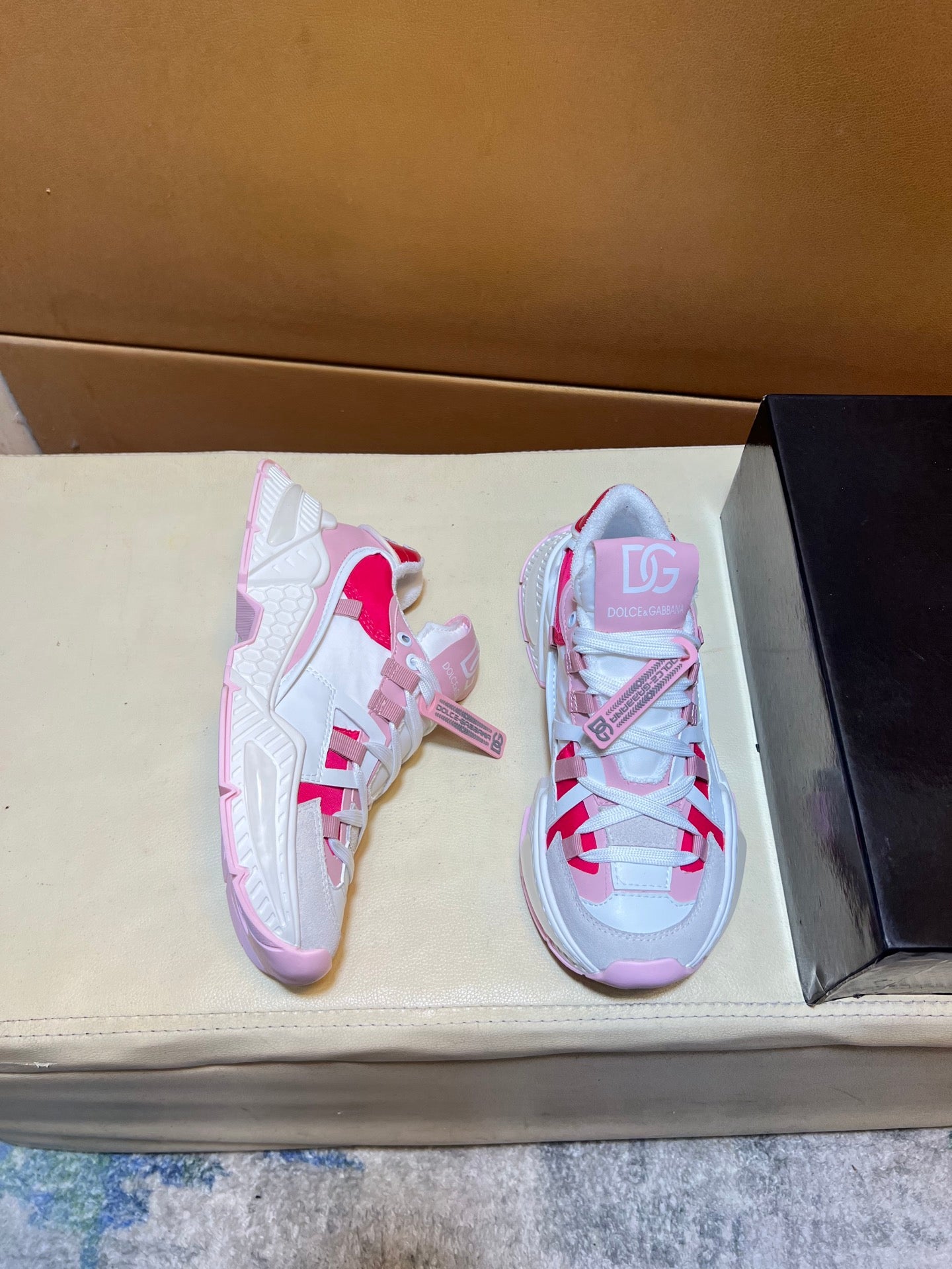 Unique modern style sports shoes