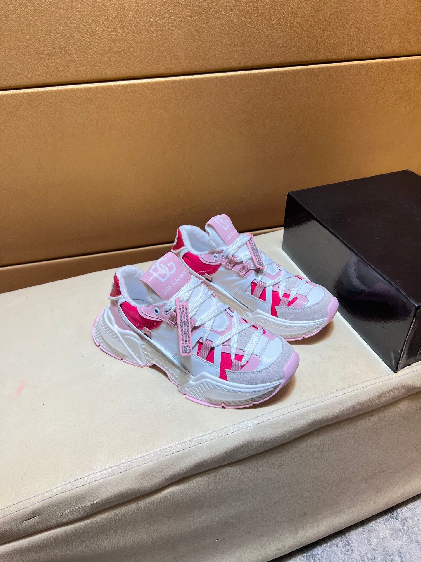 Unique modern style sports shoes