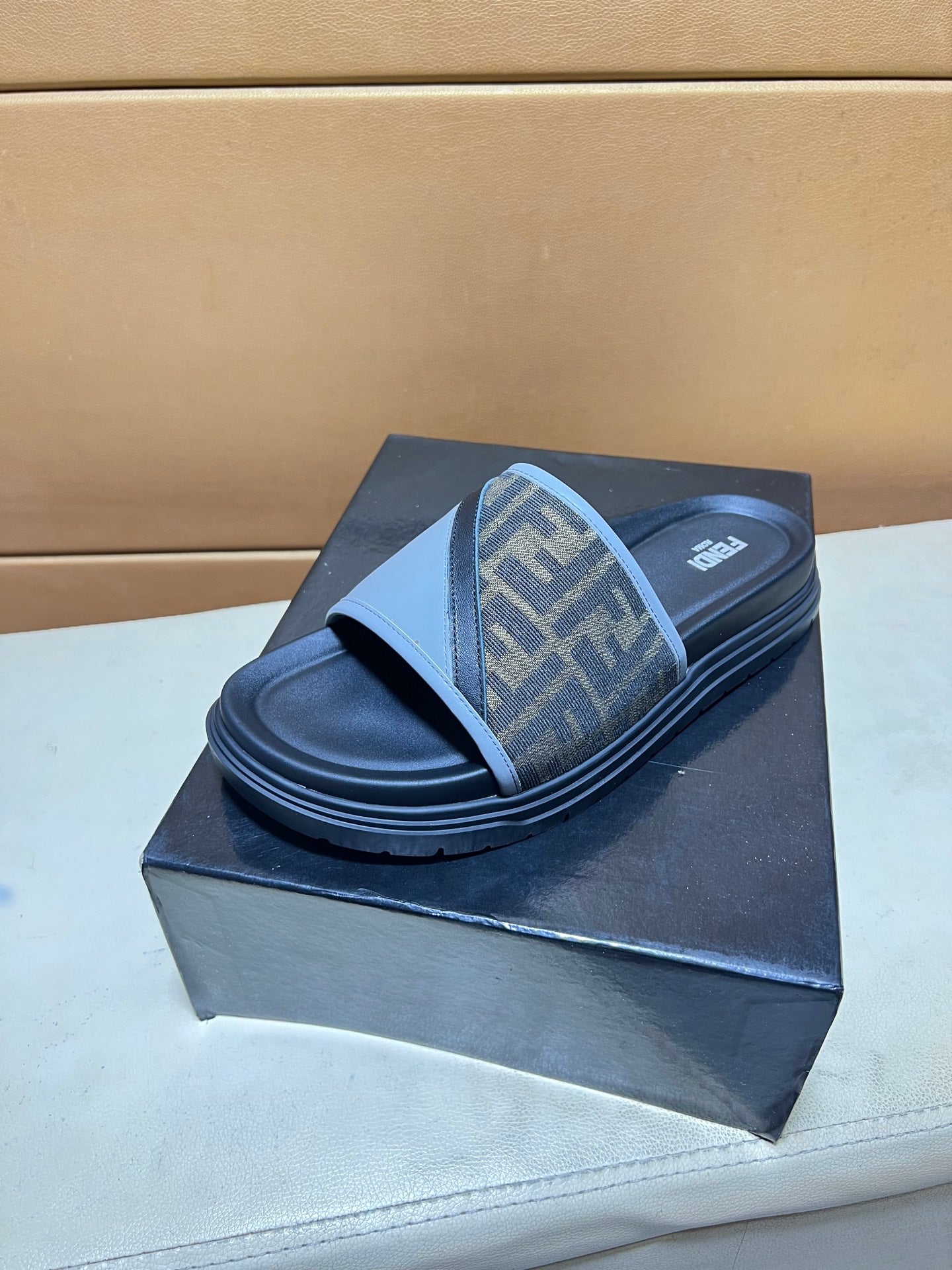 Men's spring and summer slippers
