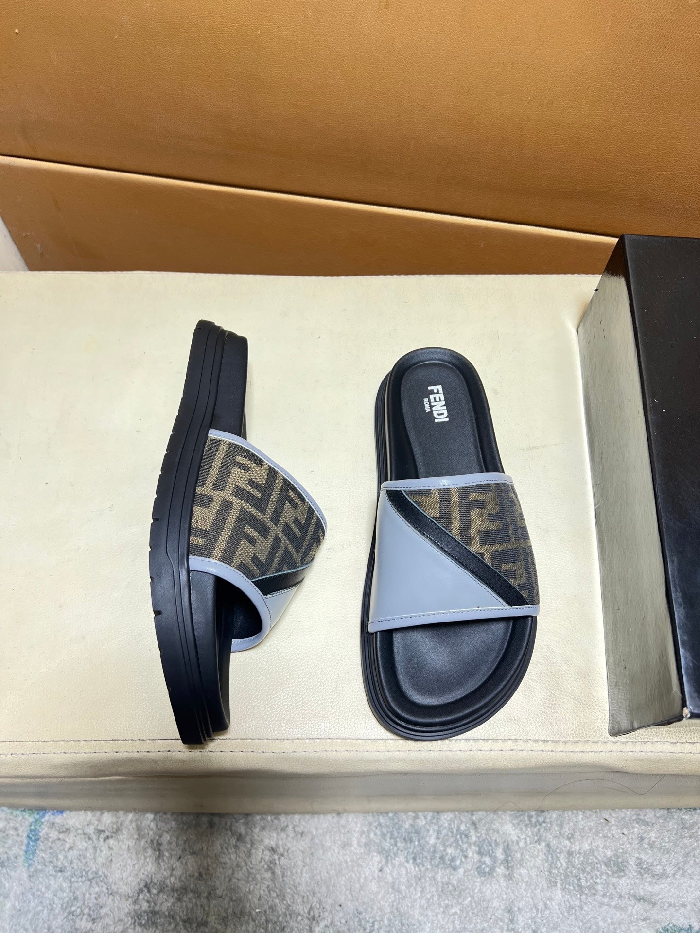 Men's spring and summer slippers