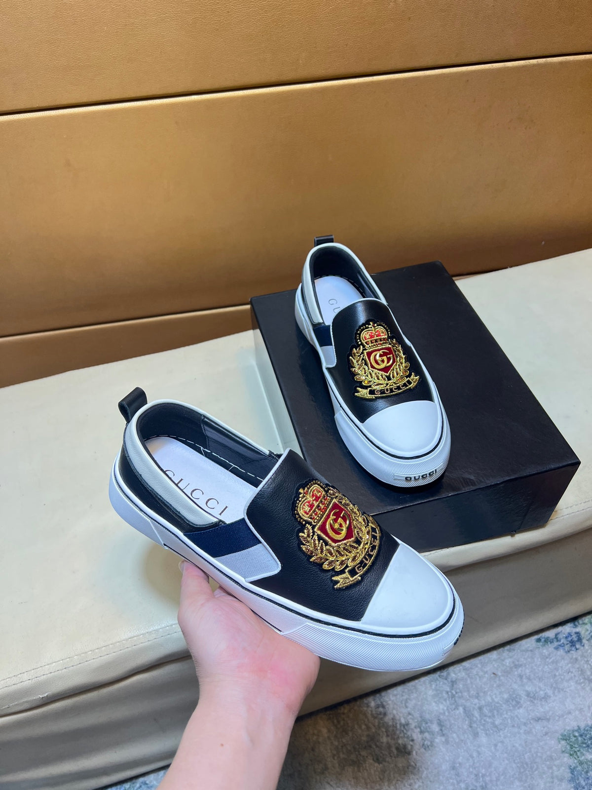 Modern style sports men's shoes