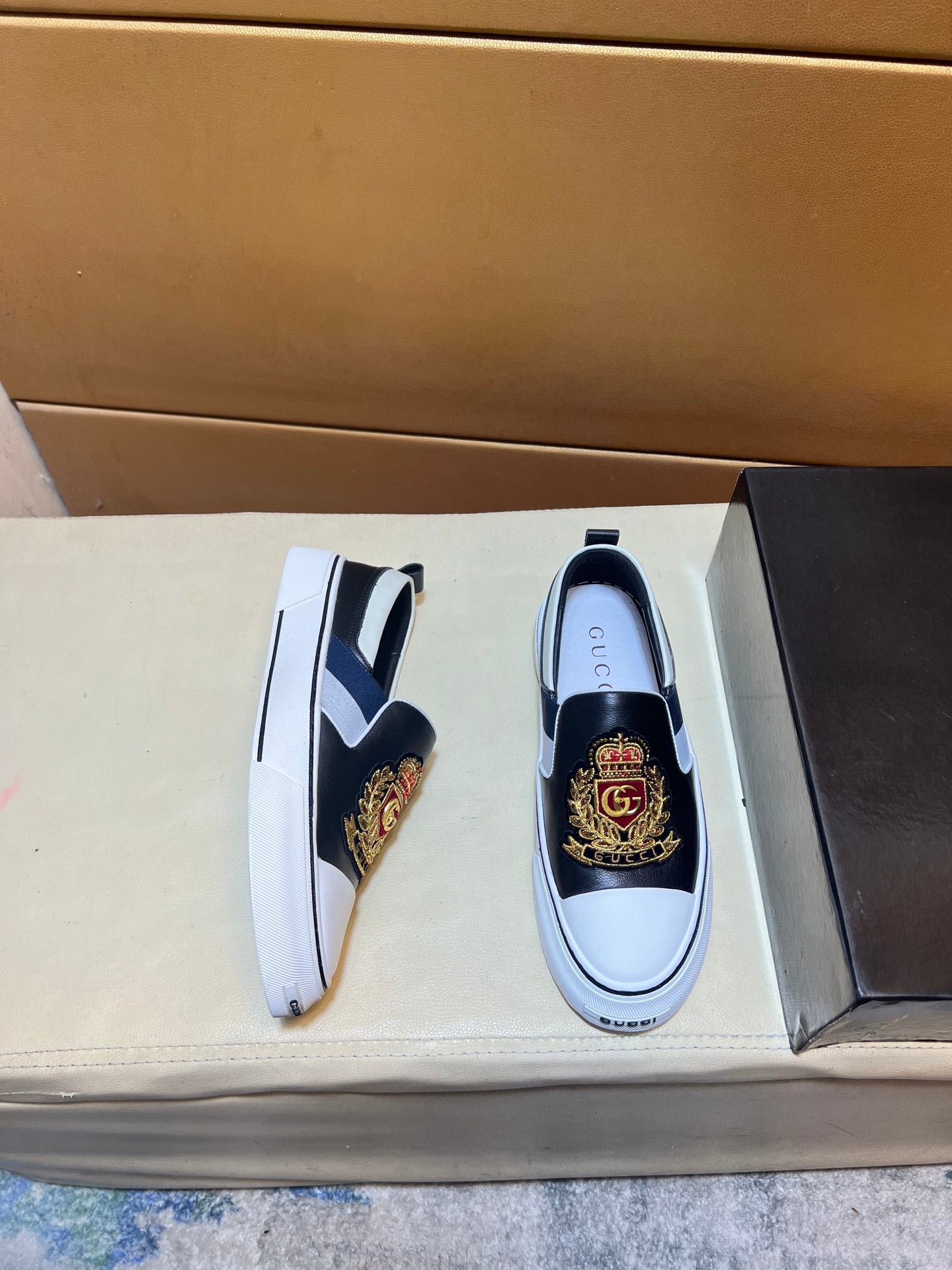 Modern style sports men's shoes