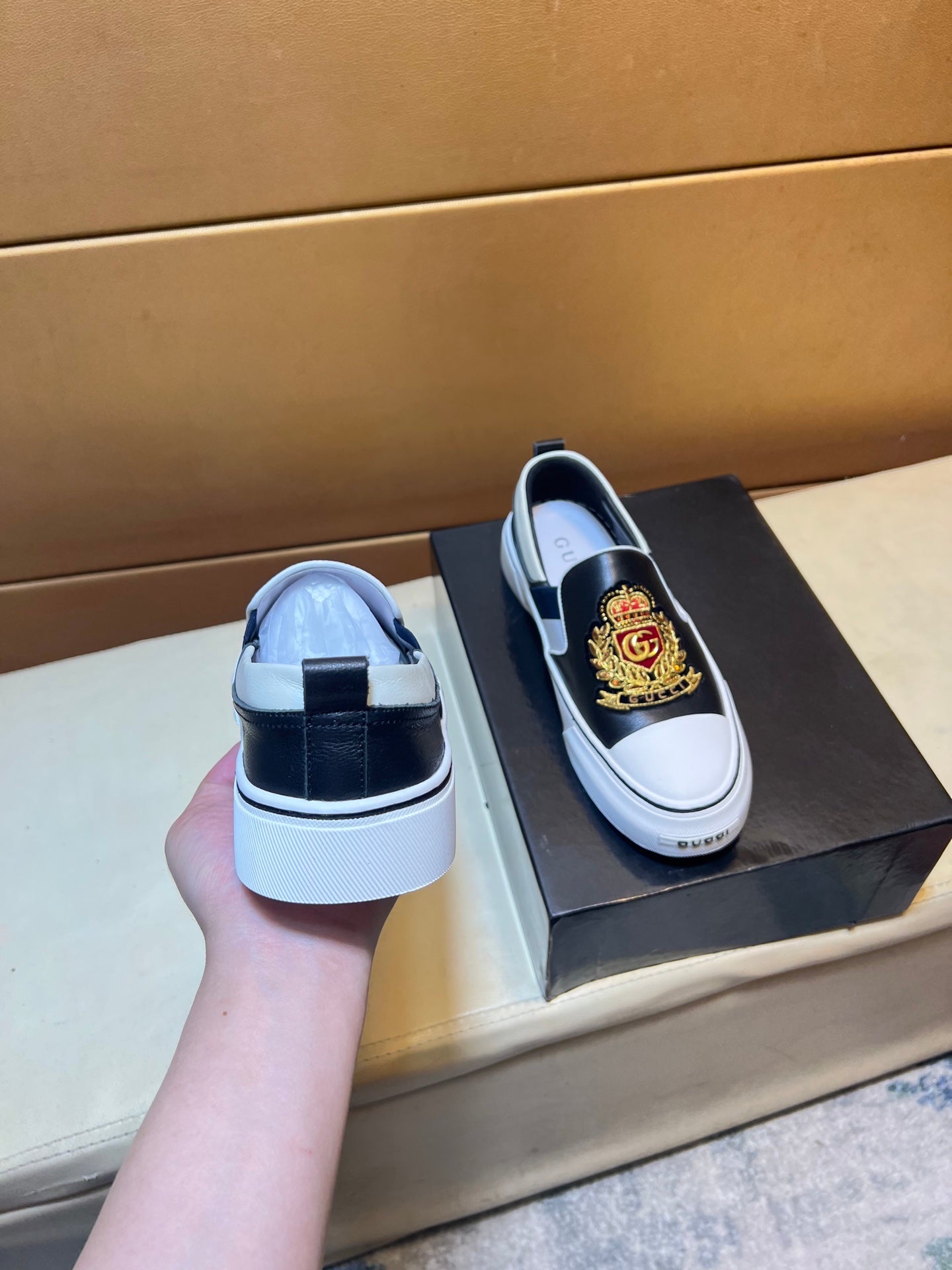 Modern style sports men's shoes