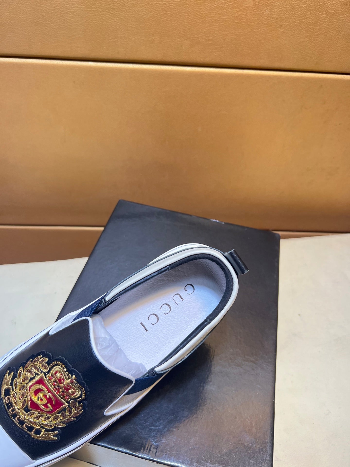 Modern style sports men's shoes