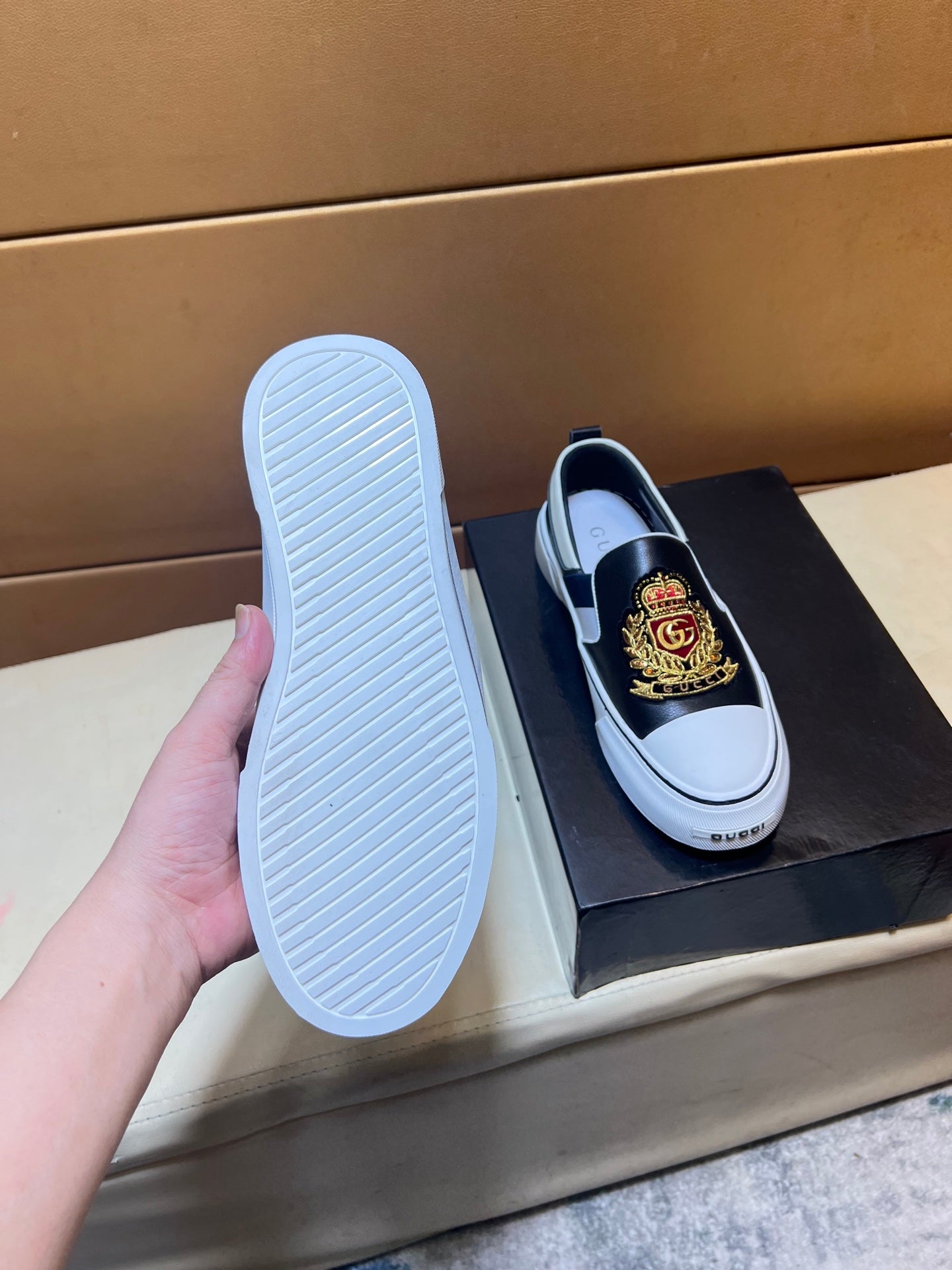 Modern style sports men's shoes