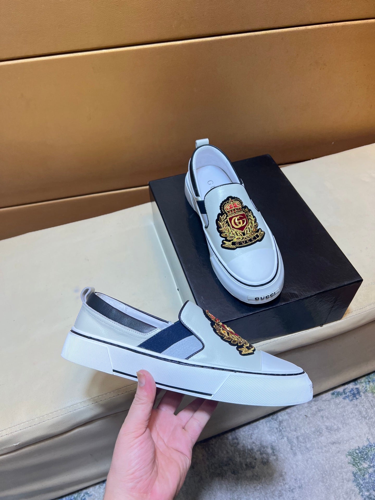 Modern style sports men's shoes