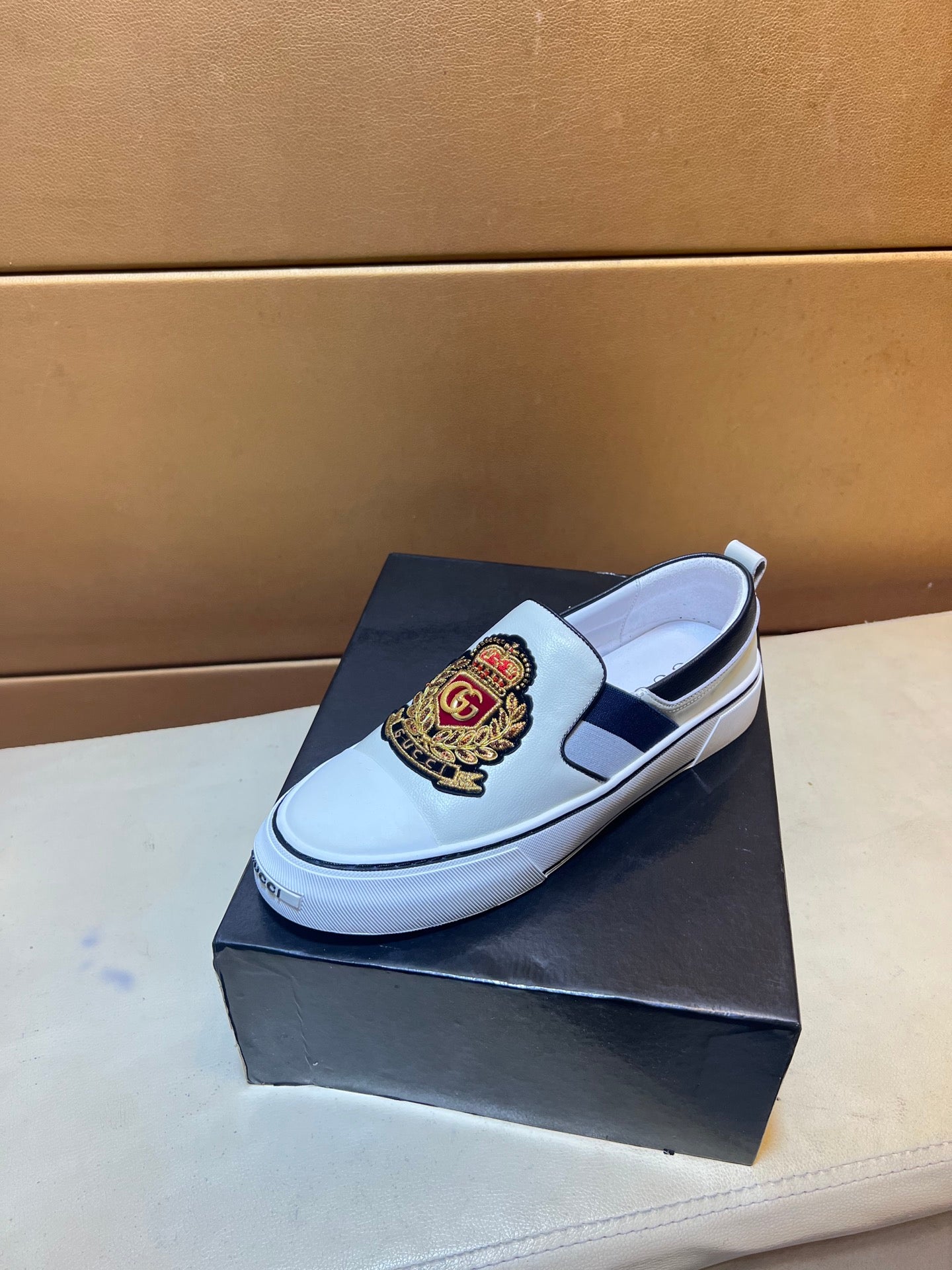 Modern style sports men's shoes