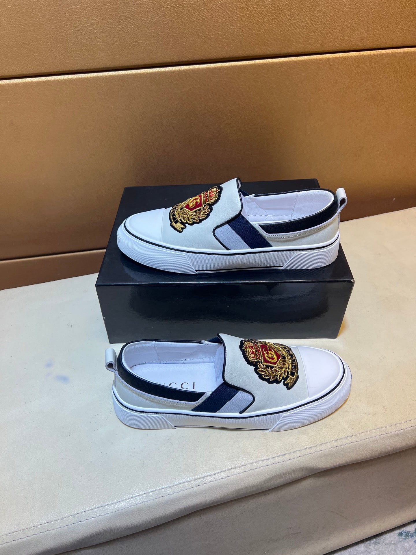 Modern style sports men's shoes