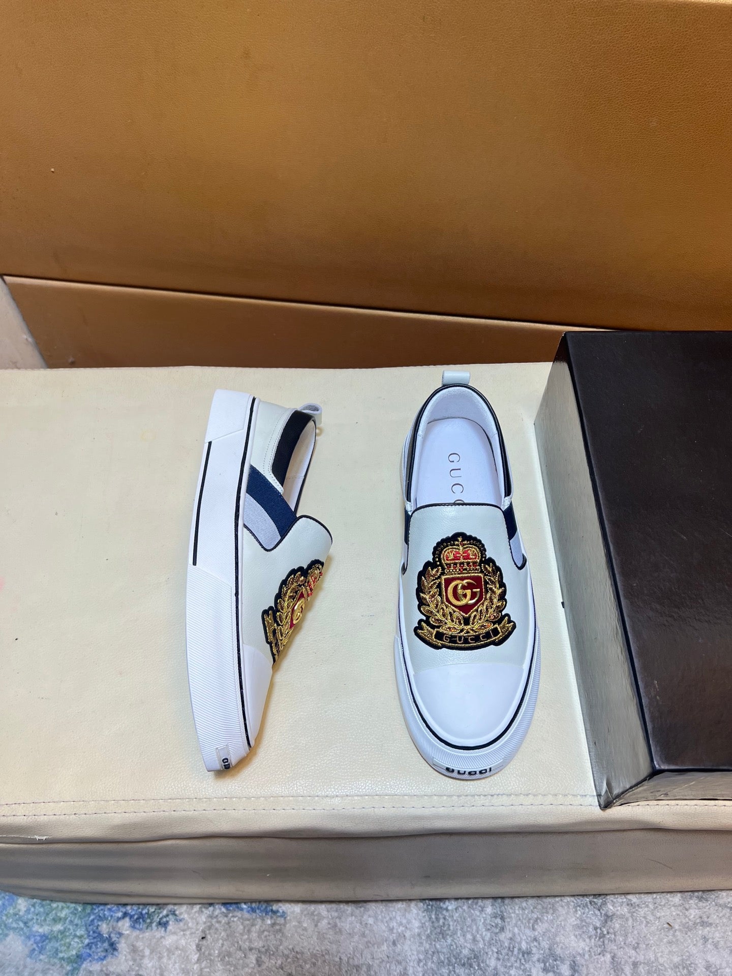 Modern style sports men's shoes
