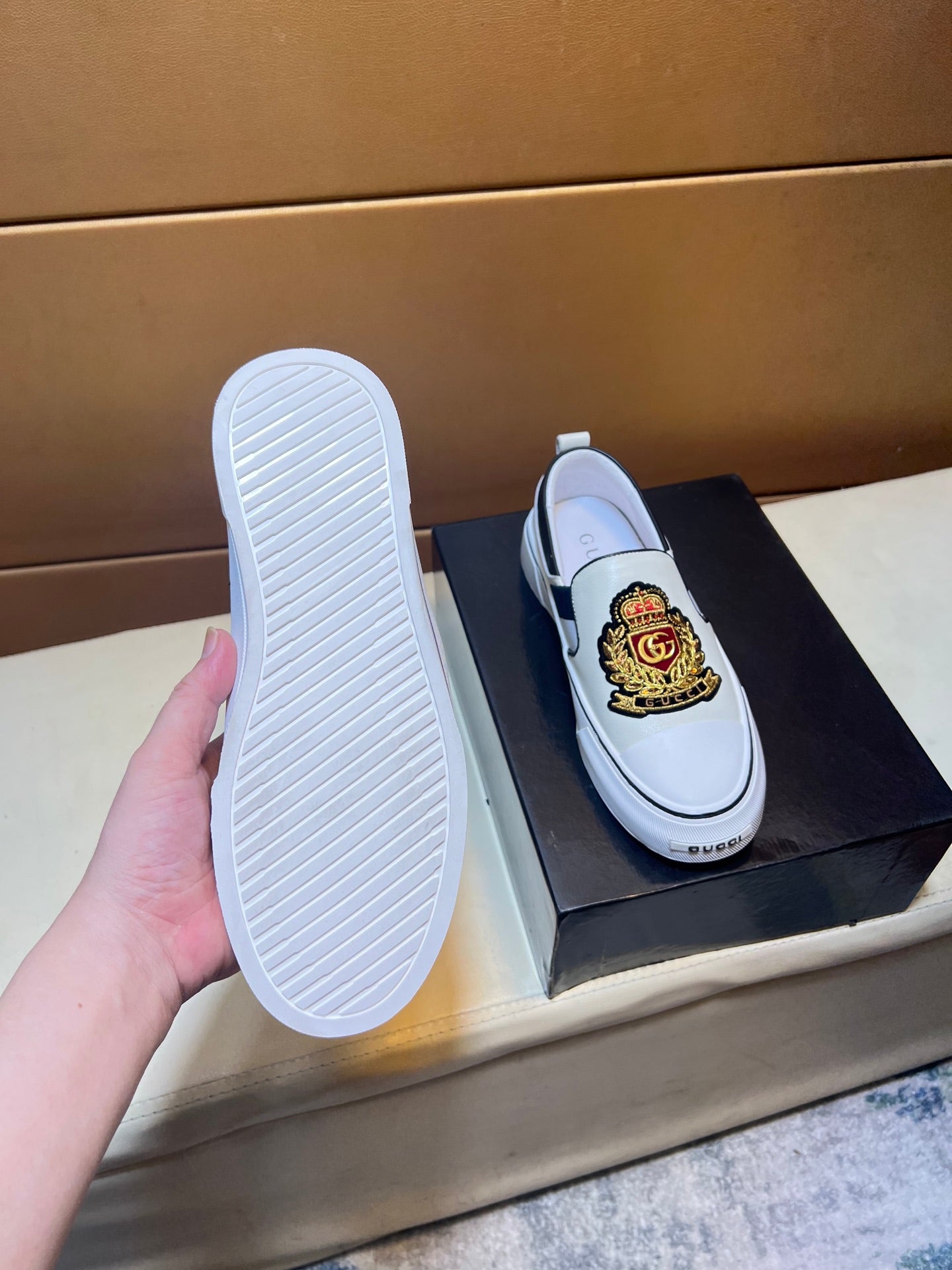 Modern style sports men's shoes