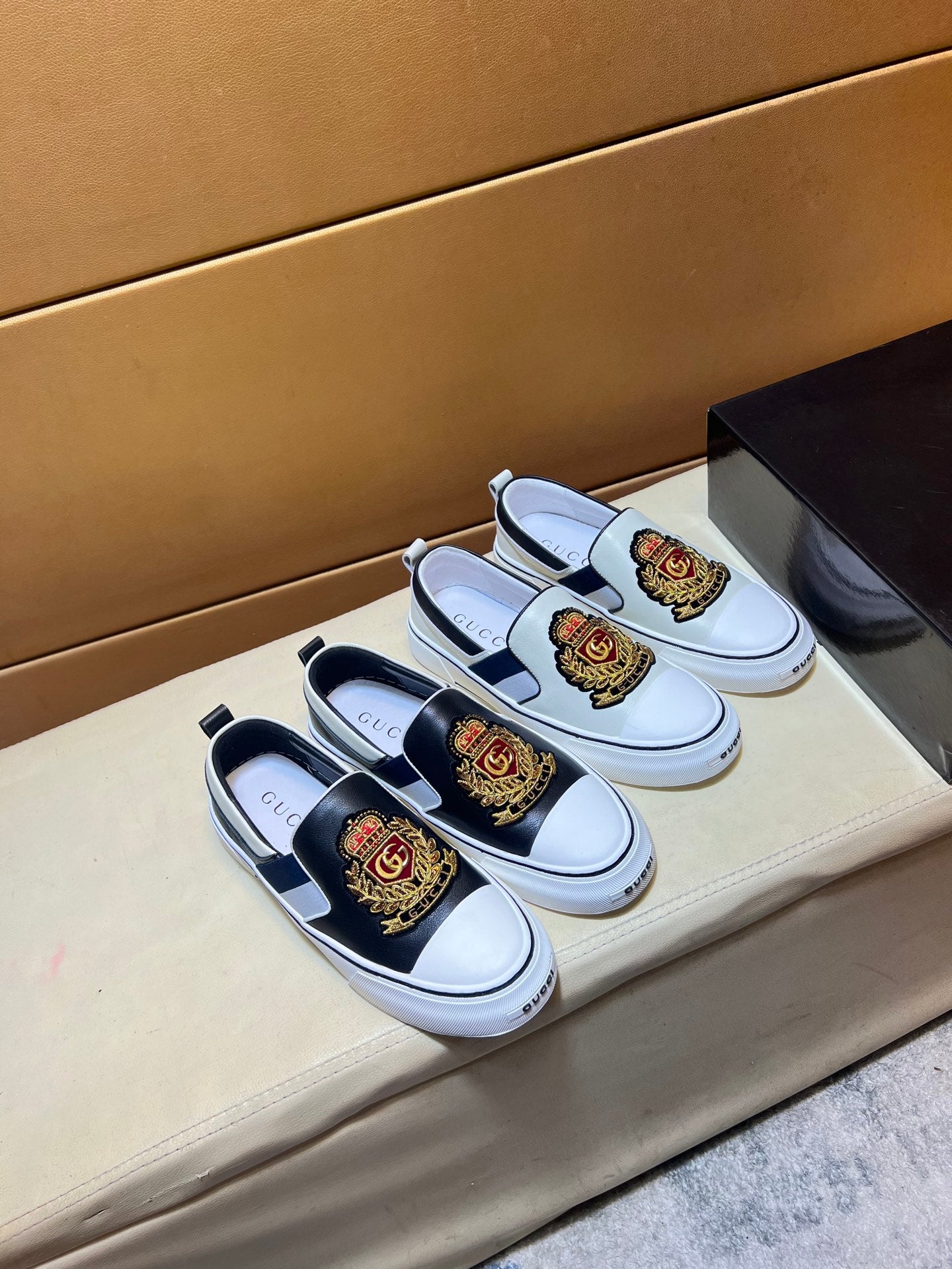 Modern style sports men's shoes