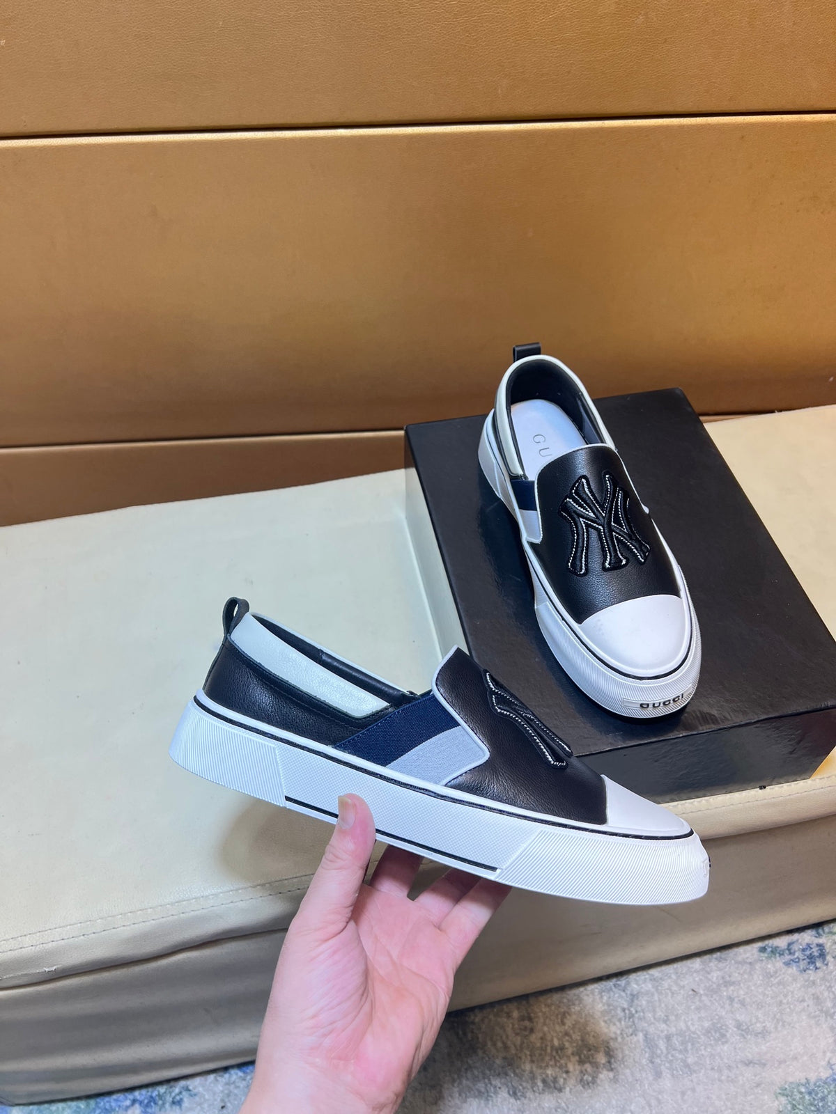 Modern style sports men's shoes