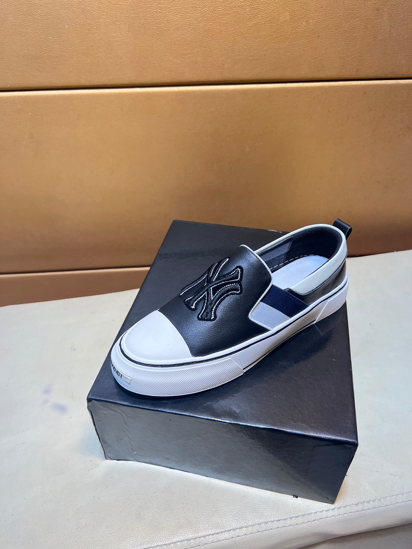 Modern style sports men's shoes