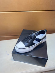 Modern style sports men's shoes
