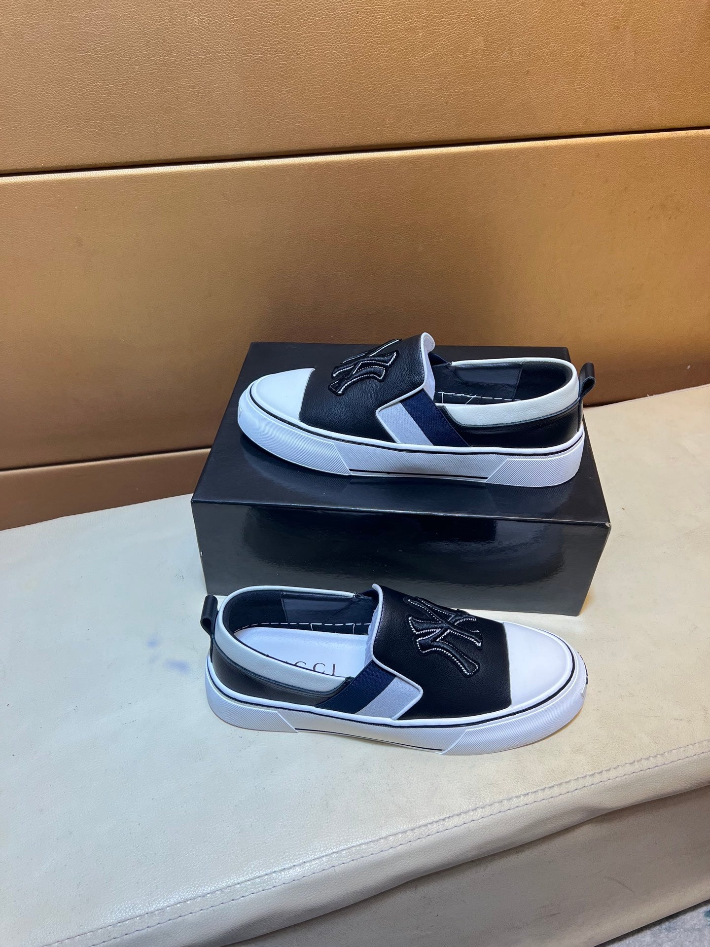 Modern style sports men's shoes