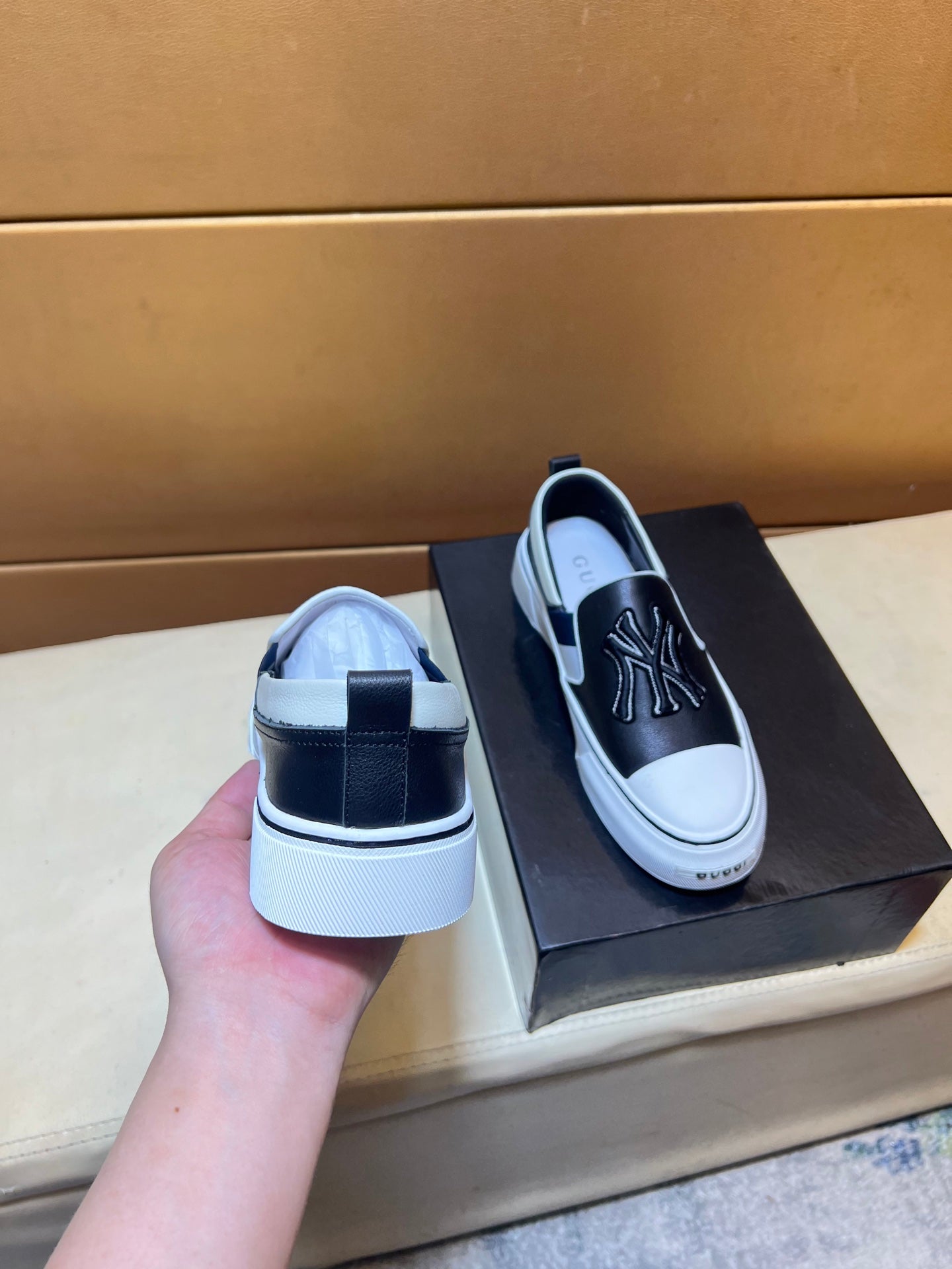 Modern style sports men's shoes