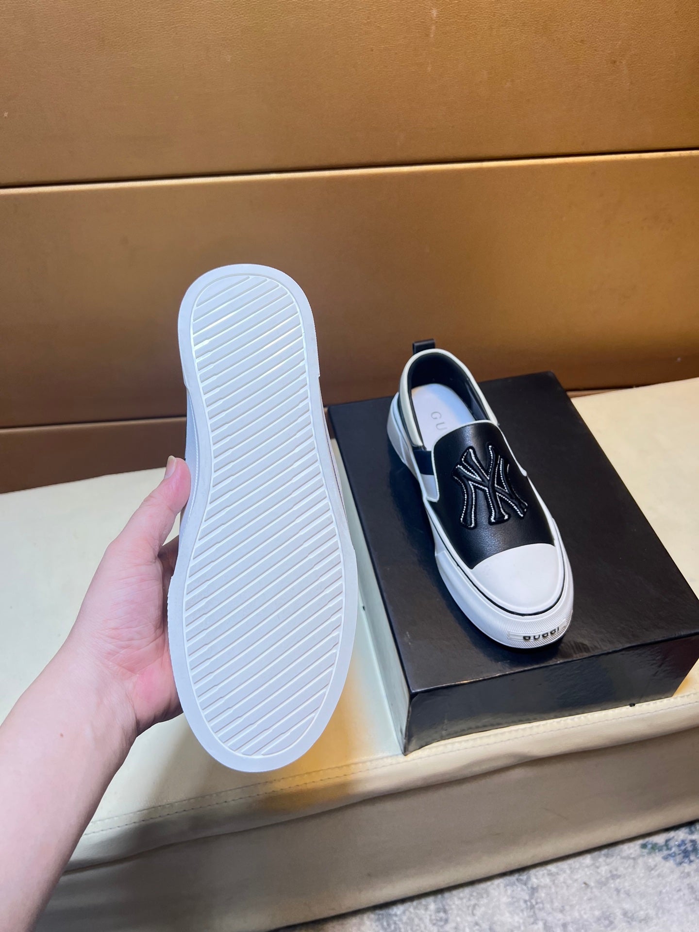 Modern style sports men's shoes