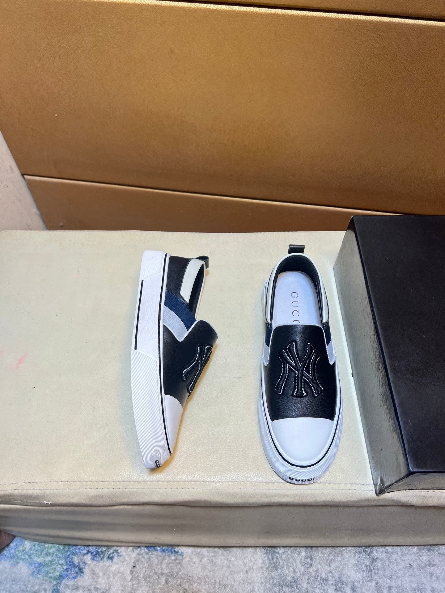 Modern style sports men's shoes
