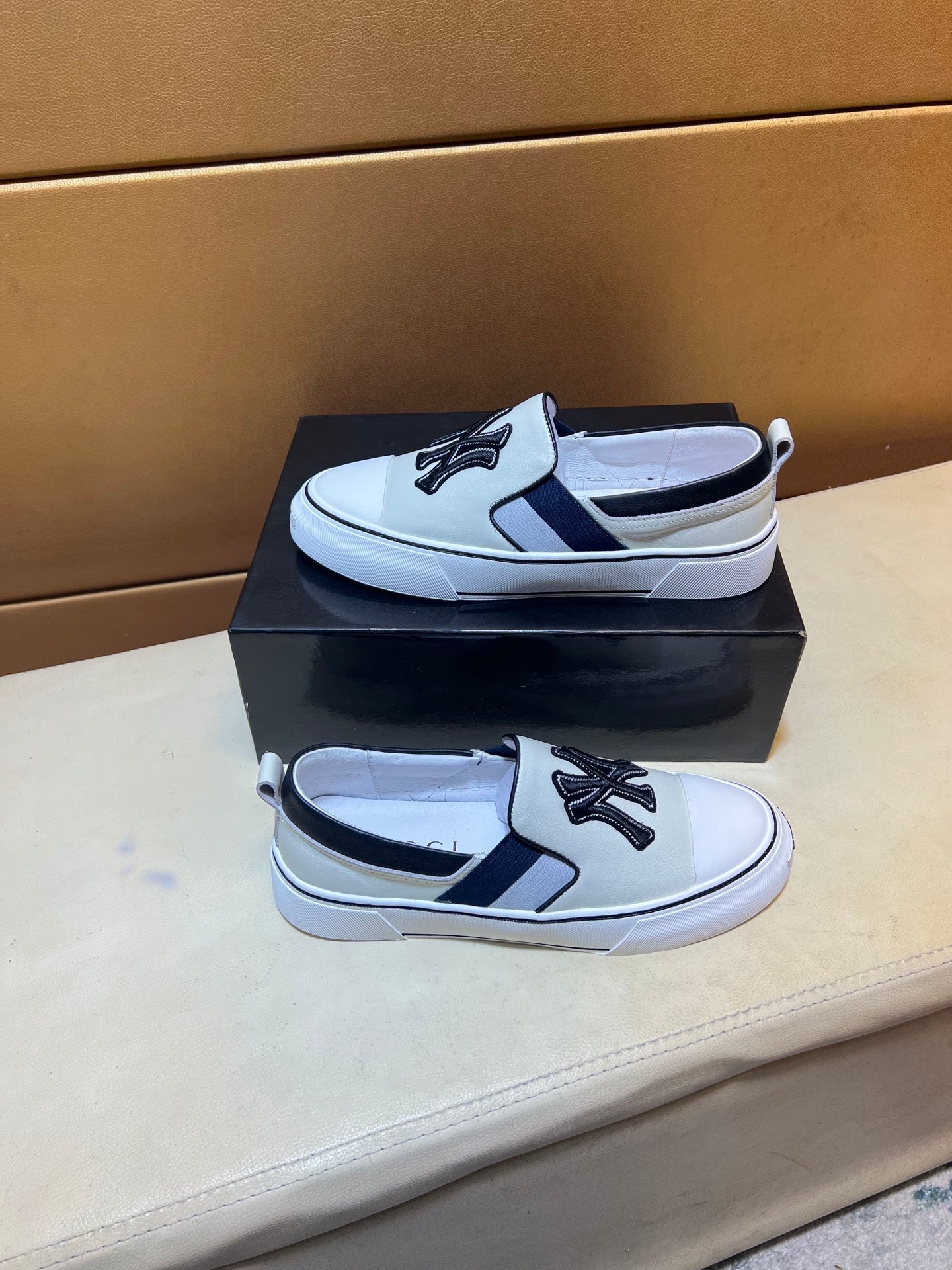 Modern style sports men's shoes