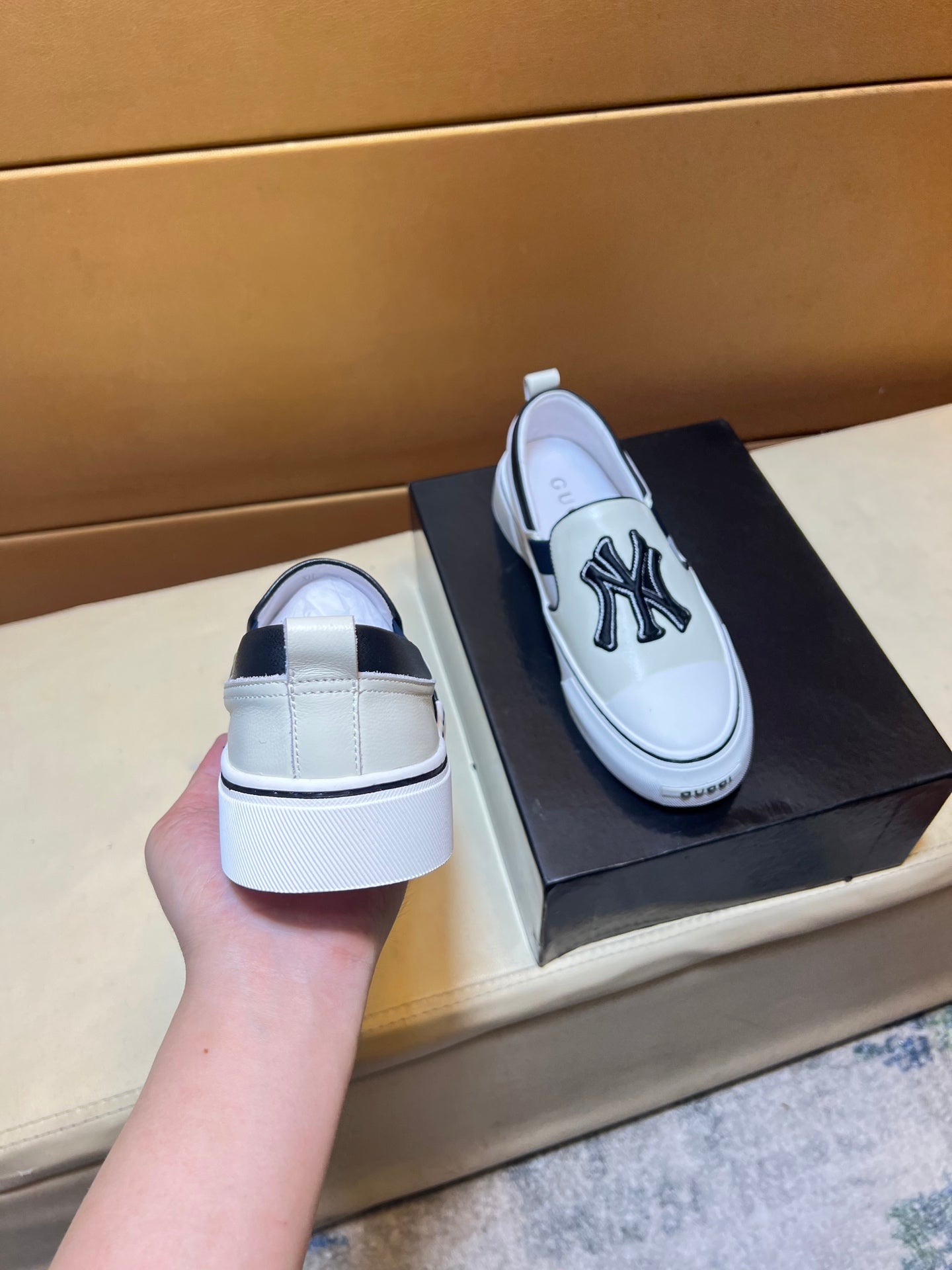 Modern style sports men's shoes