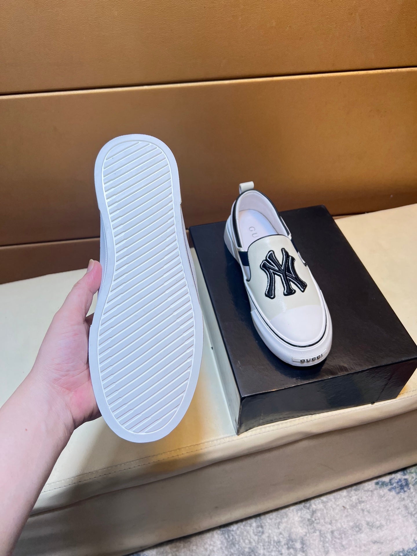 Modern style sports men's shoes