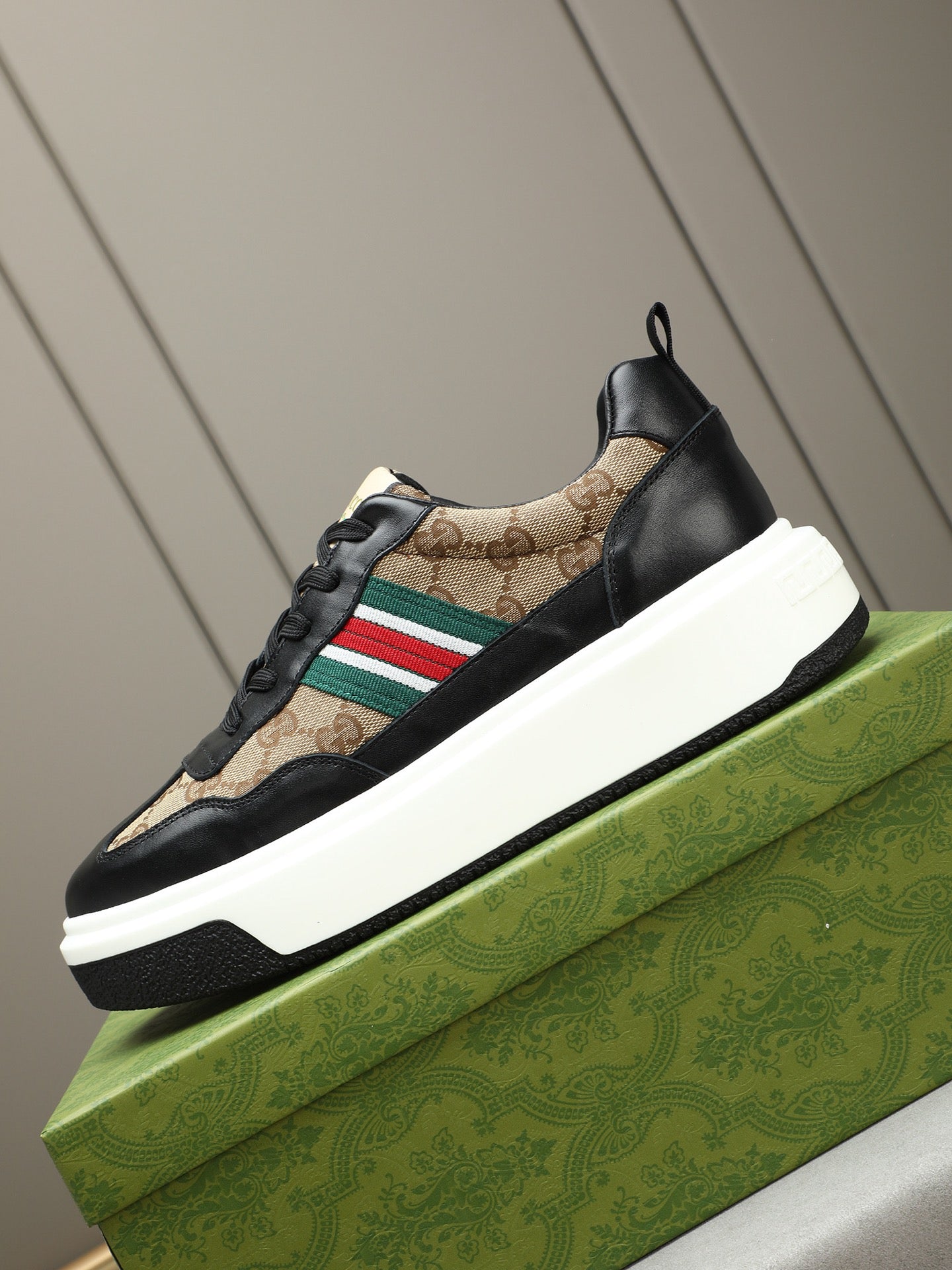 Fashionable and trendy new men's shoes